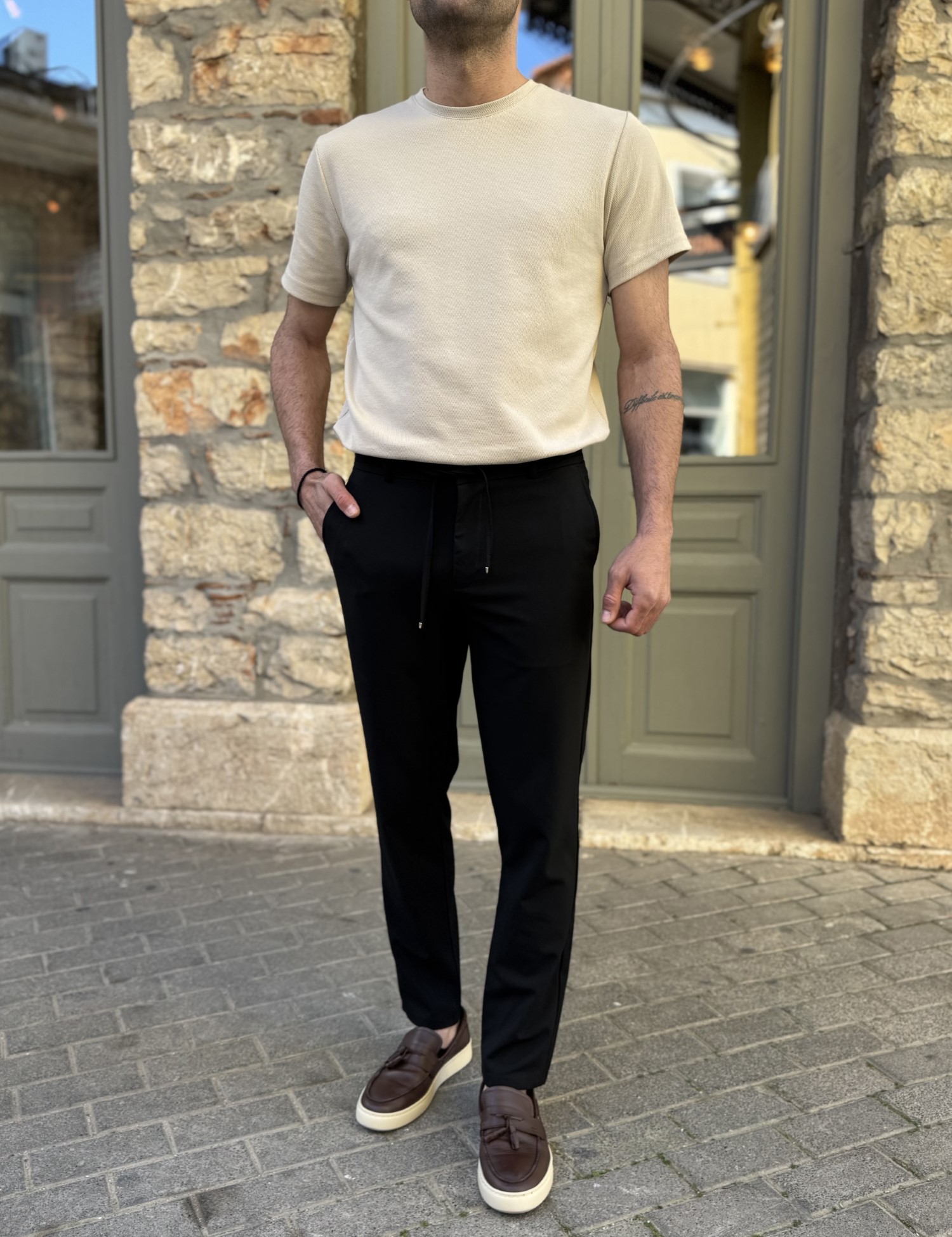 Ανδρικό υφασμάτινο μαύρο παντελόνι με κορδόνι και κουμπί FCL5785 φωτογραφία